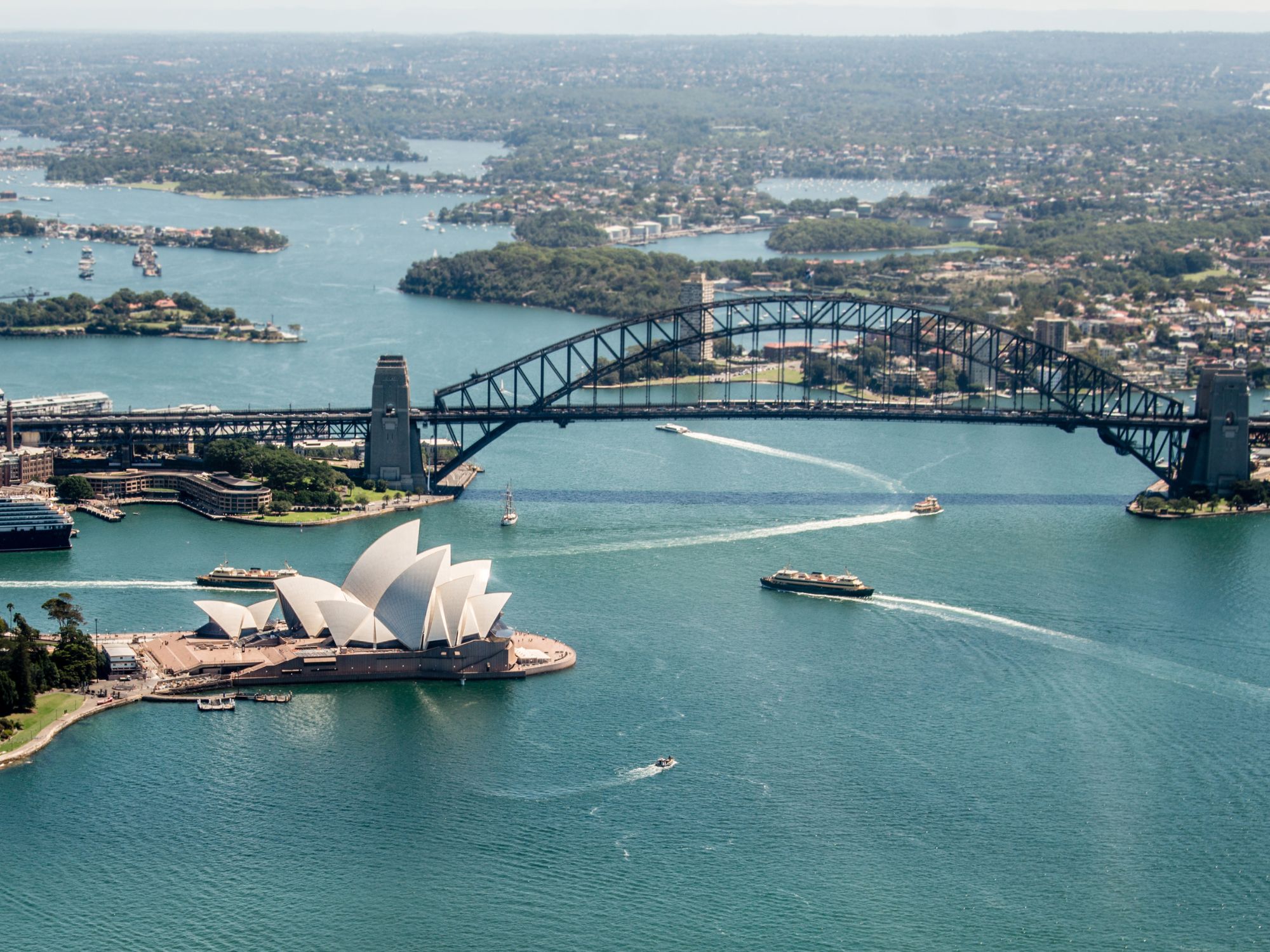 Jørn Utzons Opera Hus ved siden af Harbour Bridge i Sydney. Foto Viktors Farmor