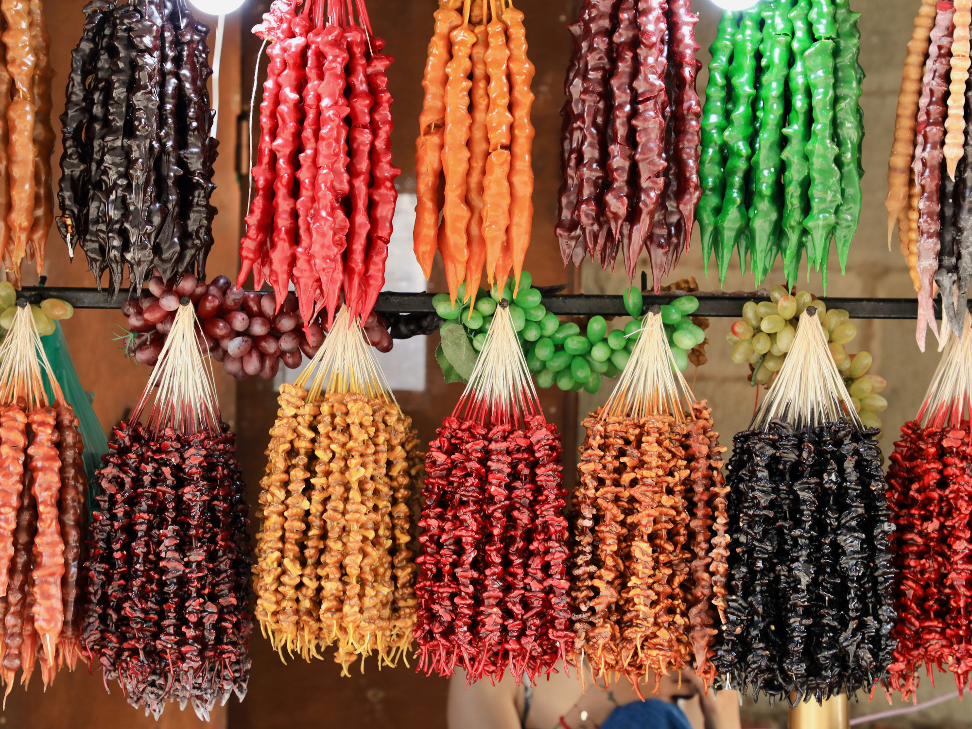 Churchkhela sælges over alt i Georgien. Det er nødder dyppet i indkogt druesaft. Foto Anders Stoustrup