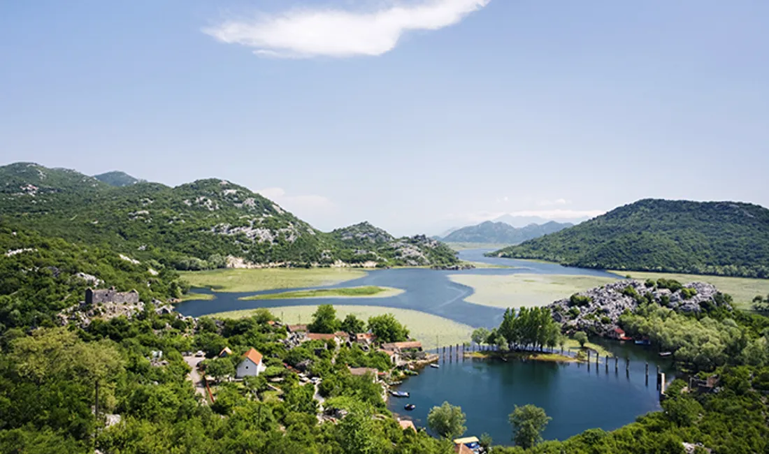 Sceneriet omkring Balkans største sø er meget smukt. Foto Viktors Farmor
