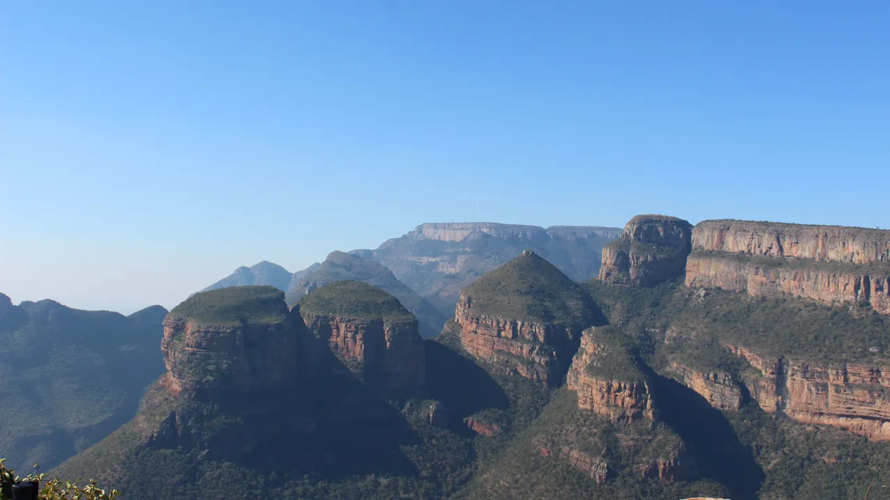 Udsigten ved blyde River Canyon leder tankerne hen på de klassiske zuluhytter. Foto Marlene T. Kristensen
