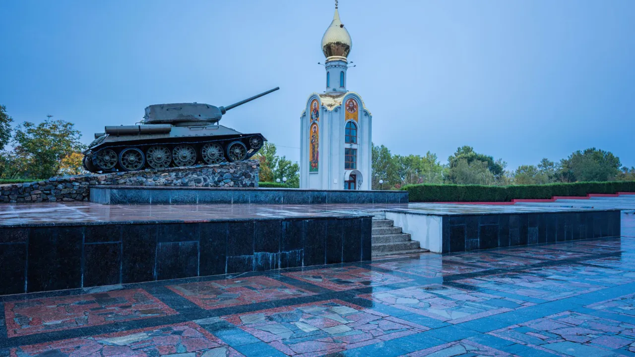 Vi ser St. George den Sejrendes Kapel. Der er et markant vartegn i Tiraspol med Tanks fra 2. verdenskrig. Foto Viktors Farmor