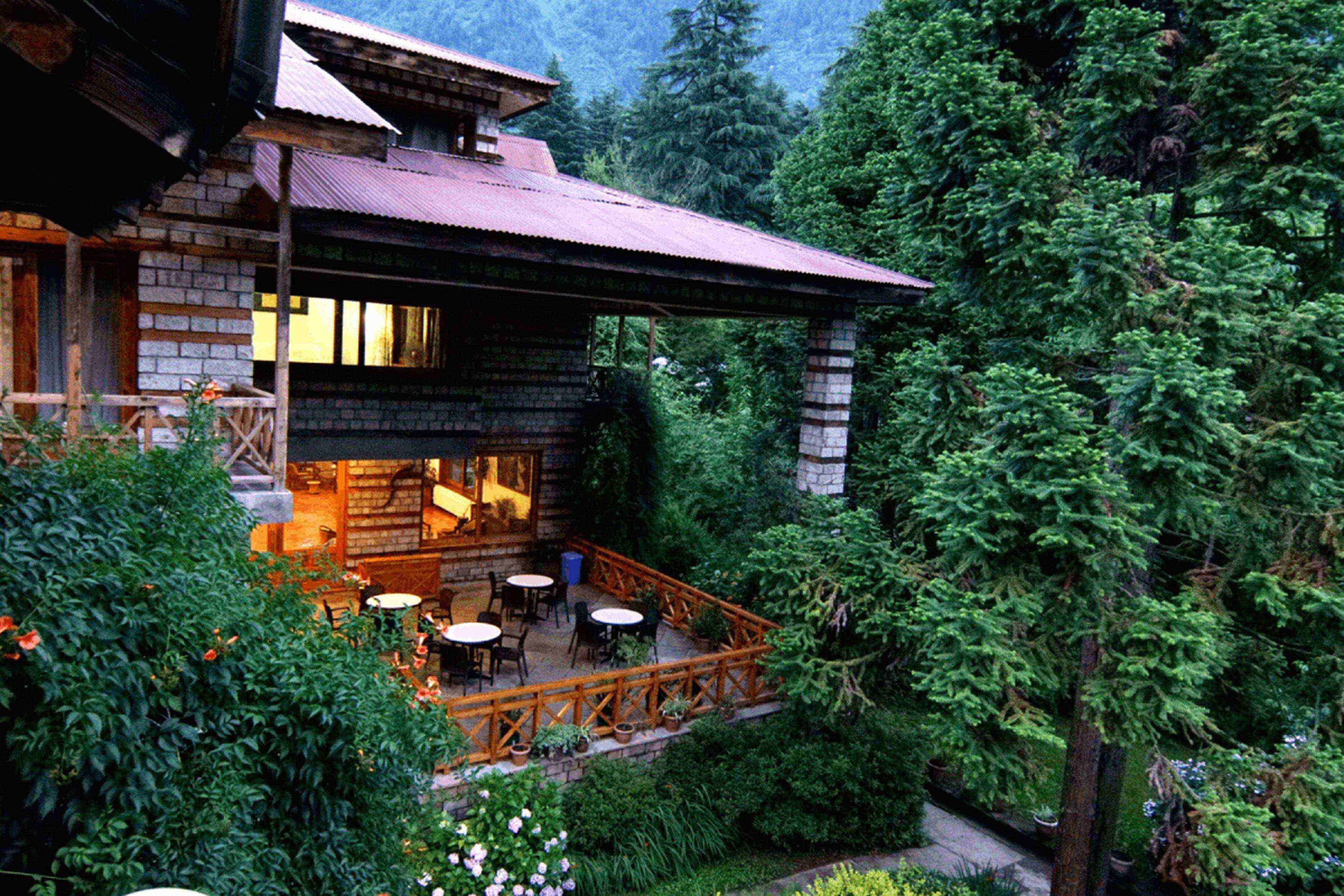 Banon Resort i Manali er et lækkert 4-stjernet hotel spredt ud i en stor, frodig have i gåafstand fra Manali centrum. 