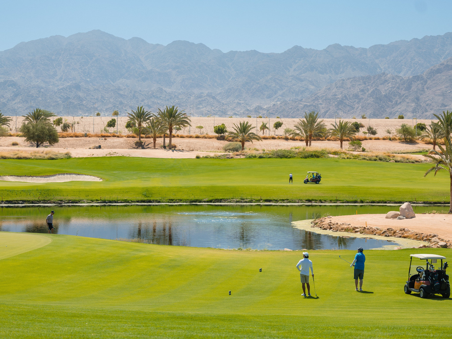 På halvdelen af hullerne i Ayla Golf Club i Jordan er spillerne direkte udfordret af vand. Foto Viktors Farmor