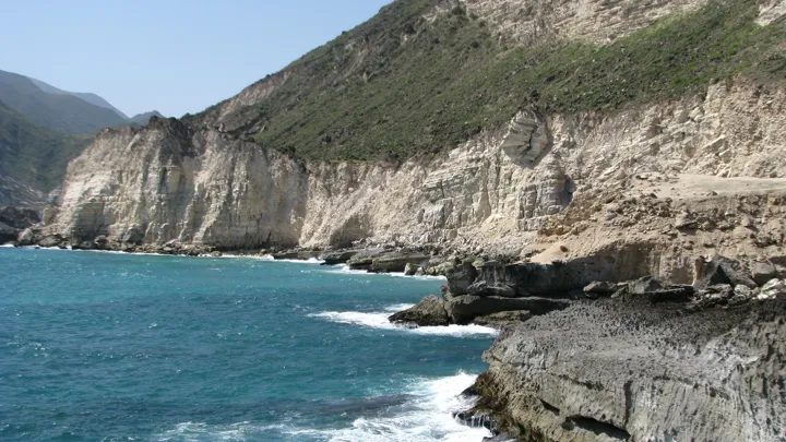 Der er mange flotte kyststrækninger på vejen mod Salalah i Oman. Foto Esben Gynther