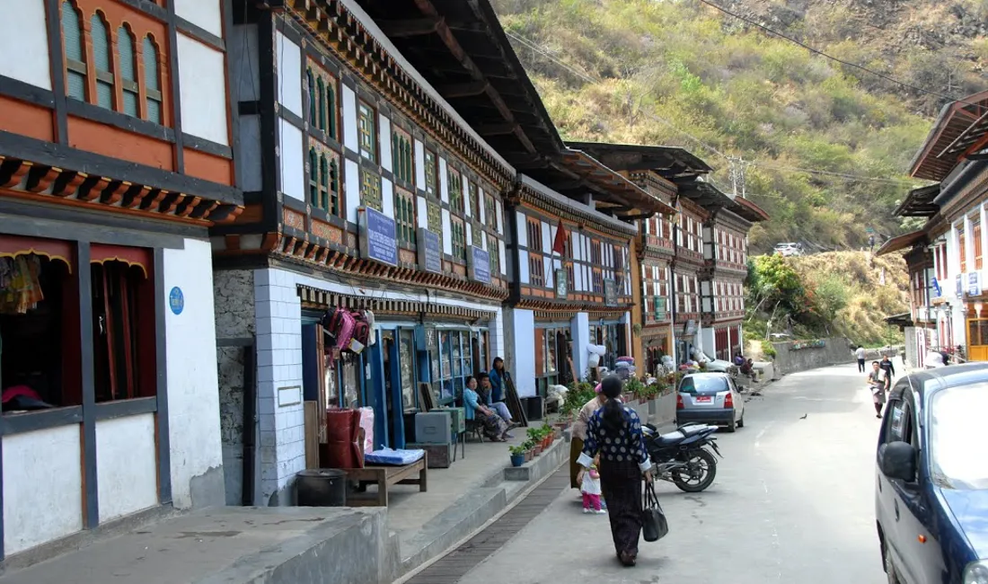 Vi besøger Trashigang Dzong - herfra blev det østlige Bhutan regeret indtil begyndelsen af det 20. århundrede. Foto Poul Ølholm