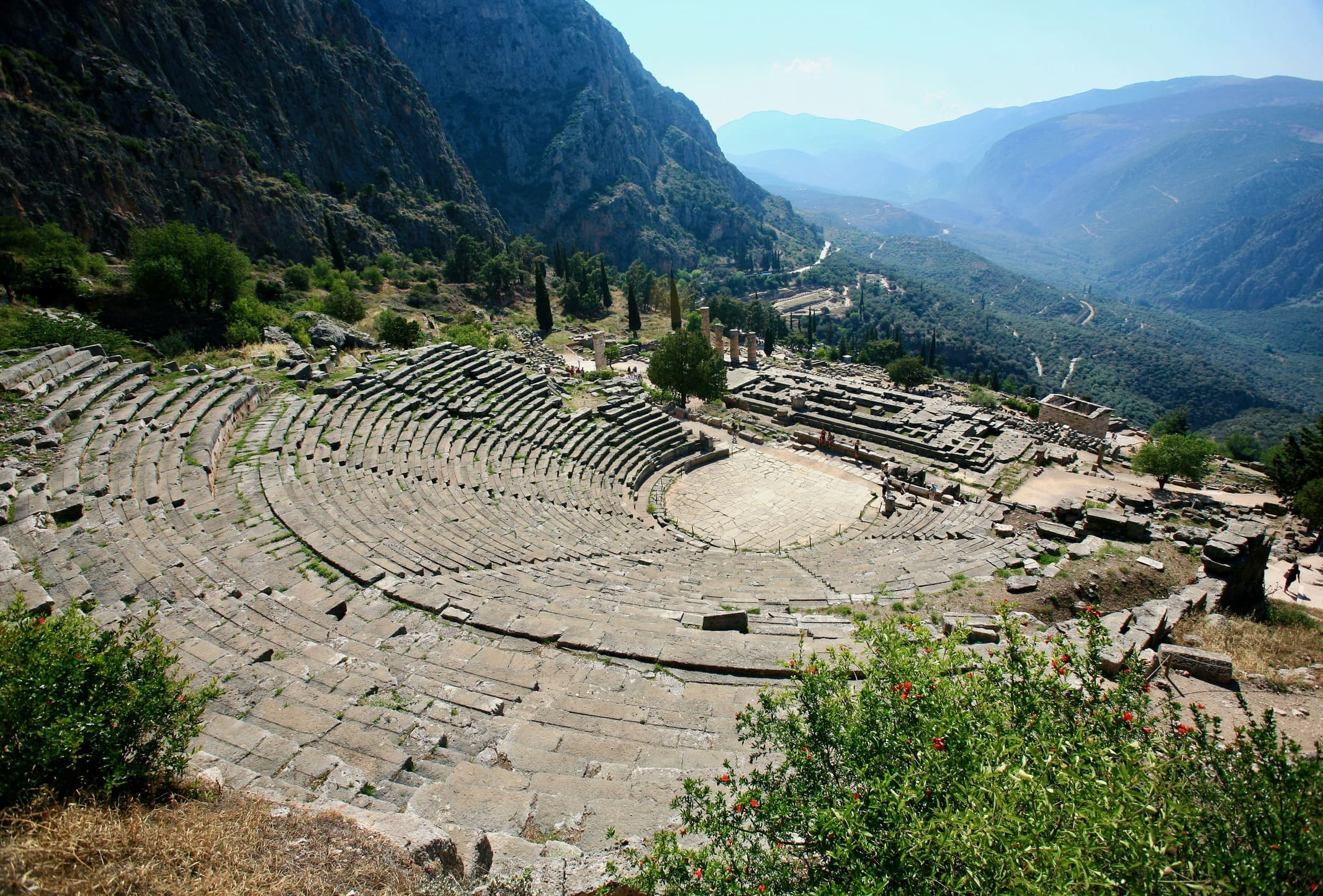 Teateret i Delfi ligger flot i landskabet. Foto af Anders Stoustrup