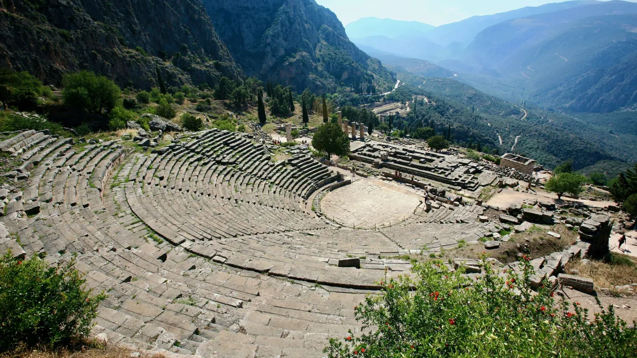 Teateret i Delfi ligger flot i landskabet. Foto af Anders Stoustrup