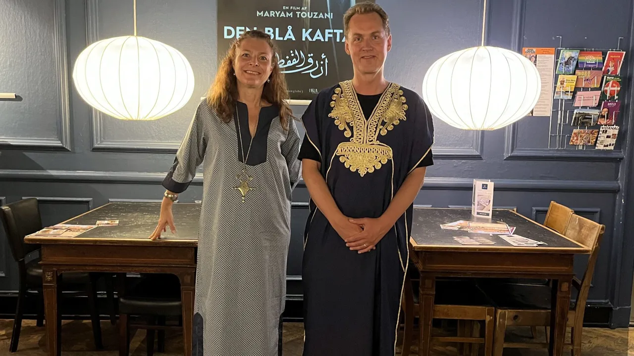 Vores rejsespecialister Mie og Anders i deres kaftans til vores Marokko event i Øst for Paradis i Aarhus.