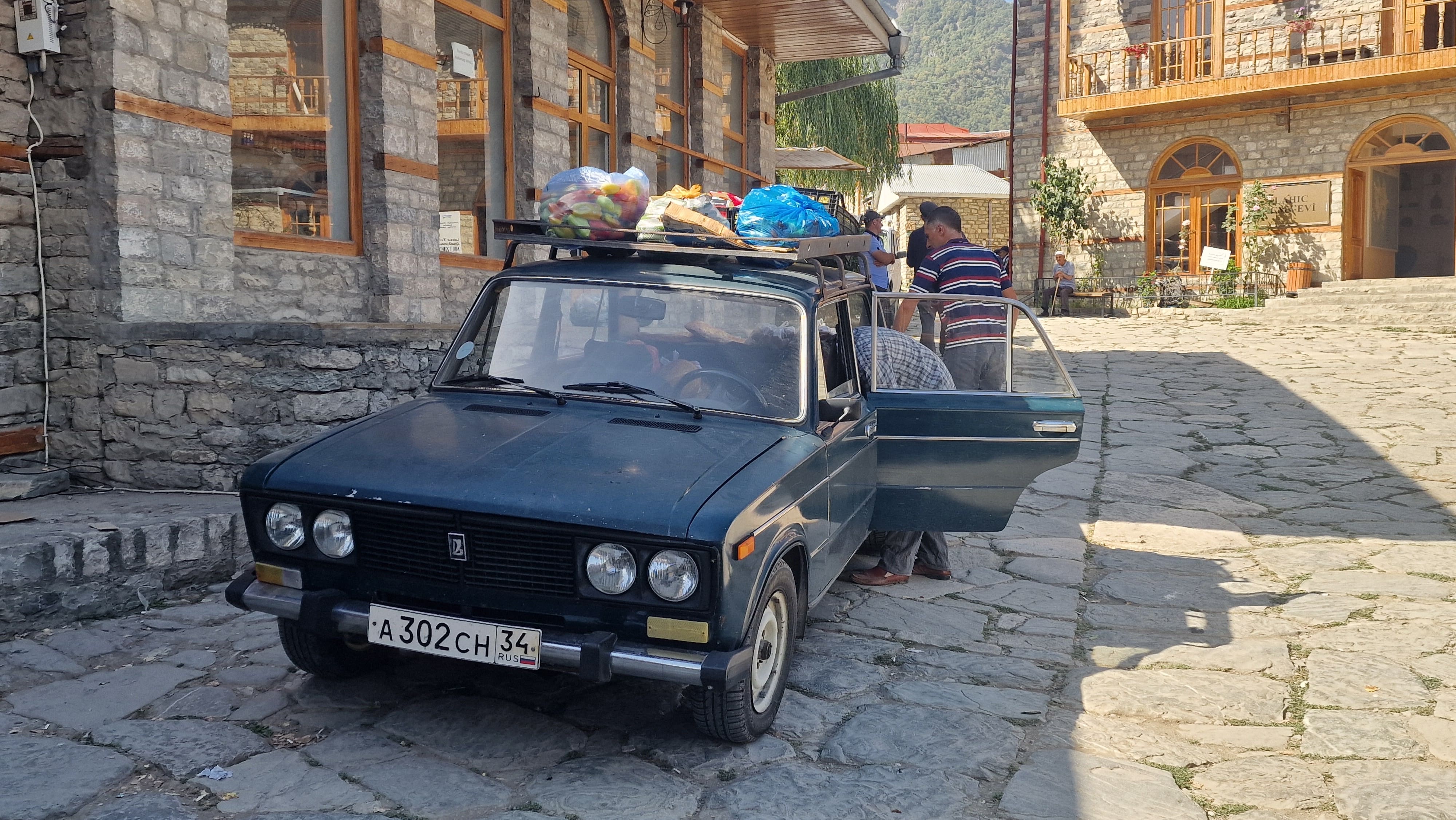 Den rullende købmand i Lahic. Foto Lene Dangaard