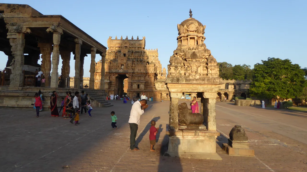 Religion spiller en stor rolle i hverdagen i sydindien, og vi vil ofte se pilgrimme besøge de gamle templer for at ofre til guderne. Foto Steffen Dam