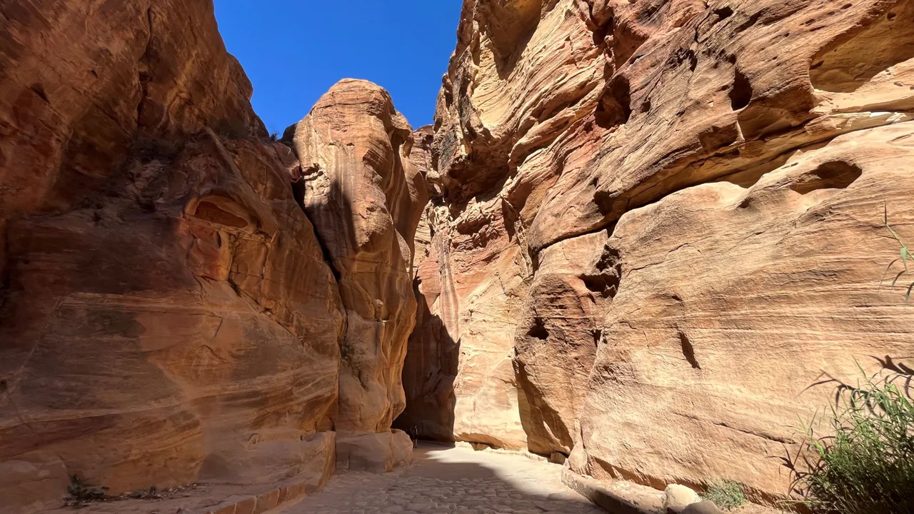 Vi vandrer ca. 1200 meter gennem den snævre klippeslugt, siq'en. Foto Josefine Rude Raas
