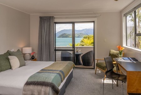 Et roligt resort hvor vi bor omgivet af natur og med kort afstand til at udforske Marlborough Sounds. 
