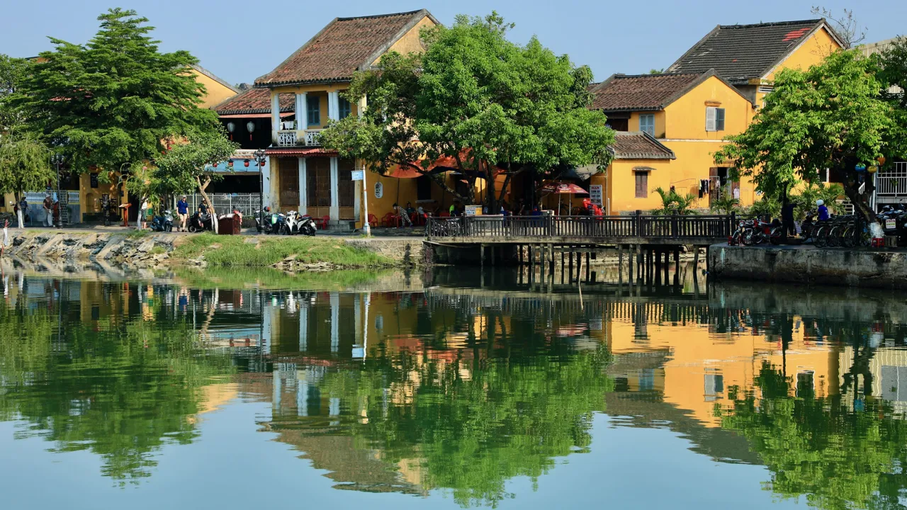 Hoi Ans hyggelige gamle bydel indbyder til at udforske til fods. Foto af Anders Stoustrup