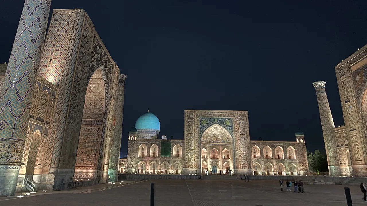 Den smukke Registanplads i Samarkand. Foto Michael Høeg Andersen