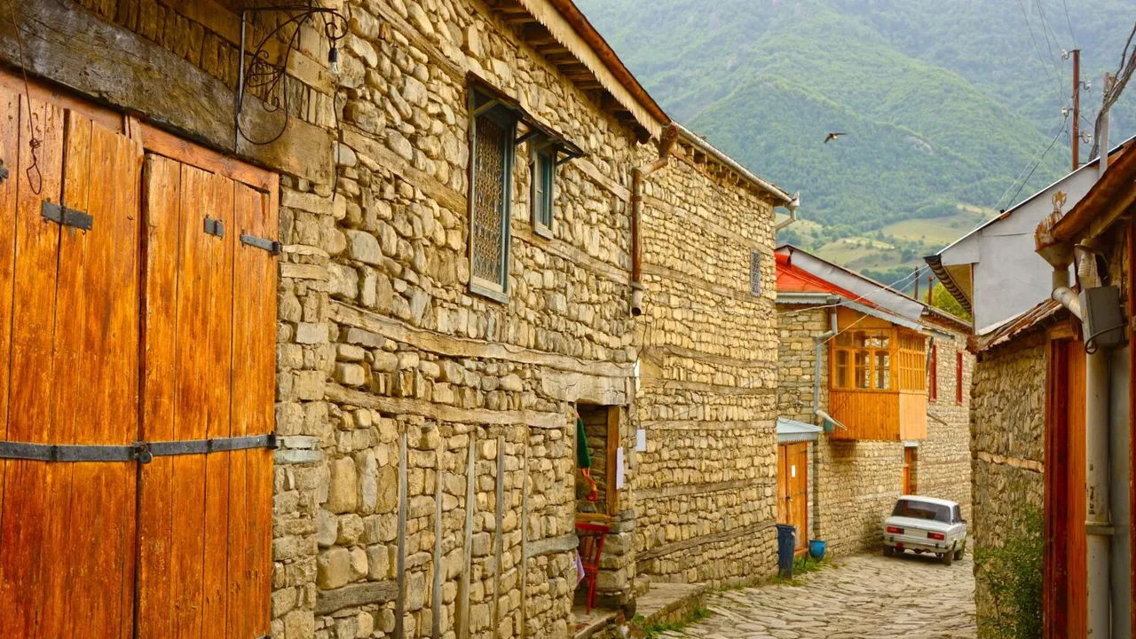 Lahic har gamle, snævre brostensbelagte gader med storslåede bjerge i baggrunden. Foto Viktors Farmor