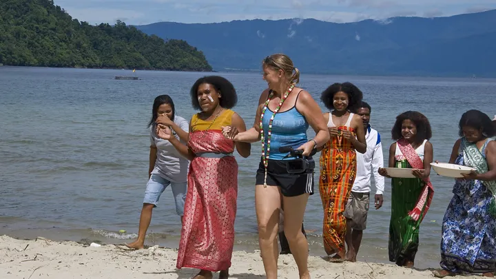 Viktors Farmor rejseleder Lene Topp modtages på en lille ø i Cenderawasih Bay i Papua, Indonesien