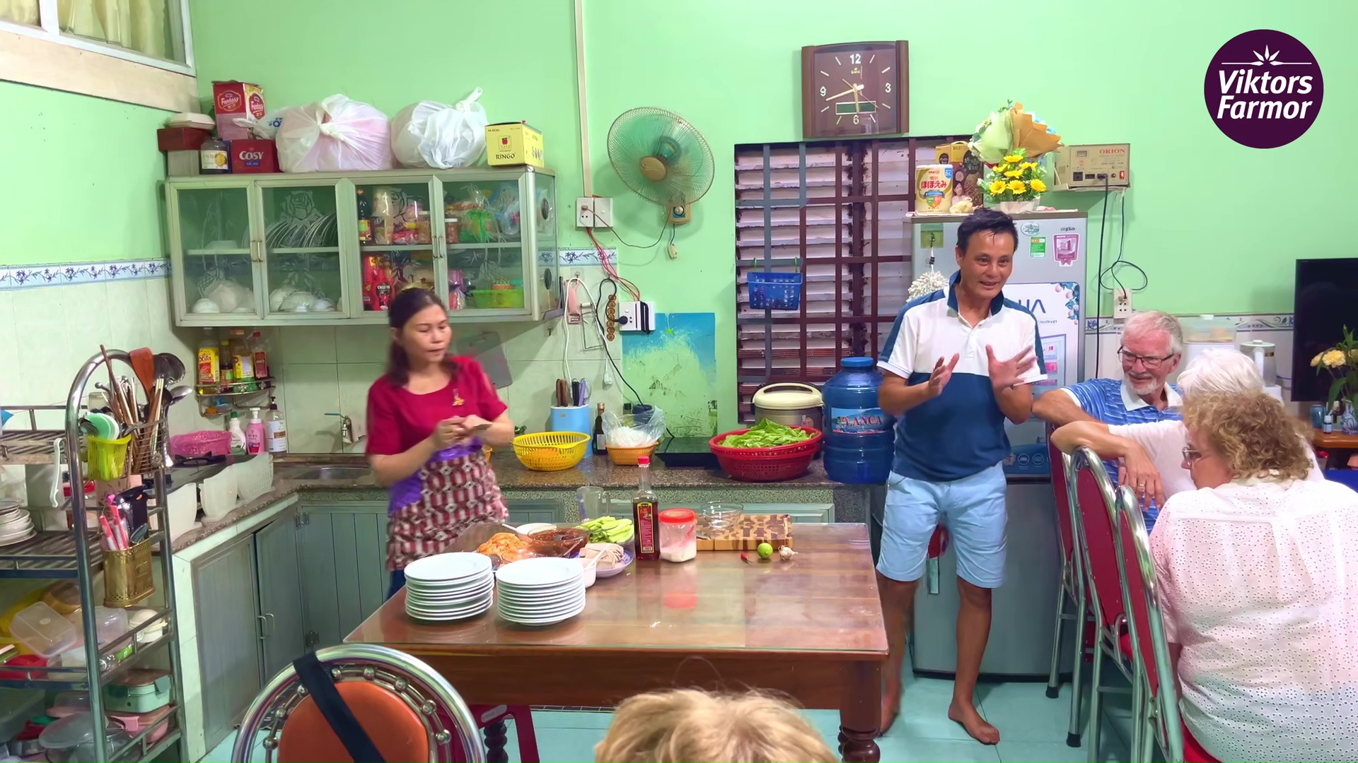 Rejseleder Tuyen fortæller om Viktors Farmors rejse Fantastiske Vietnam