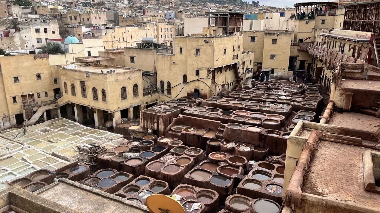 Vi ser de traditionelle garverier i Fez' gamle medina. Foto Inge Lynggaard