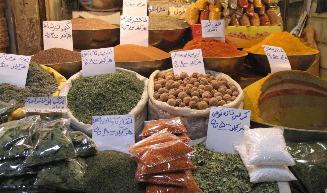 Et besøg i Irans bazarer er forkælelse for lugtesansen. Foto Kirsten Gynther Holm