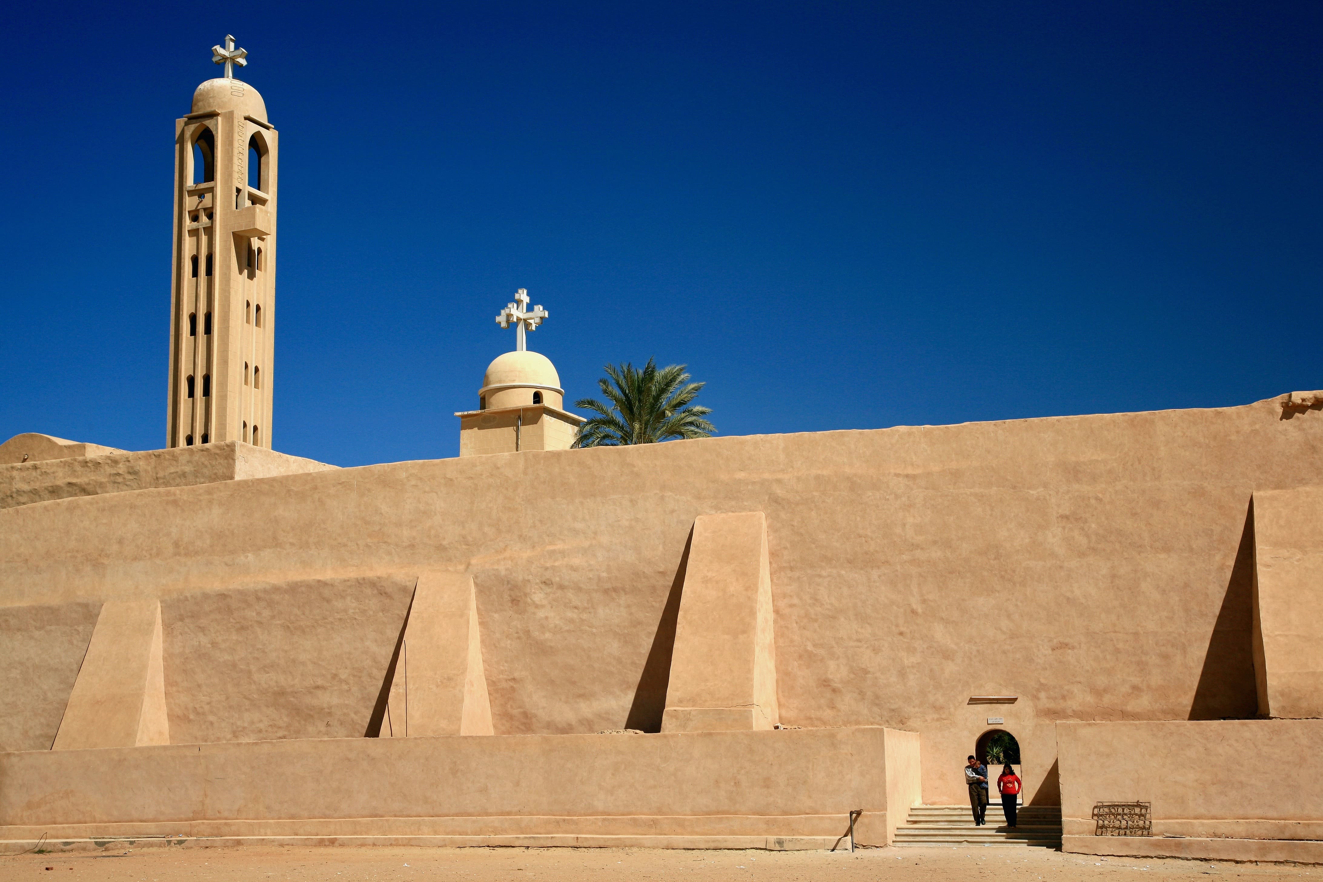 Høje mure beskytter Deir Anba Bishoi-klosteret i Wadi El Natrun. Foto af Anders Stoustrup
