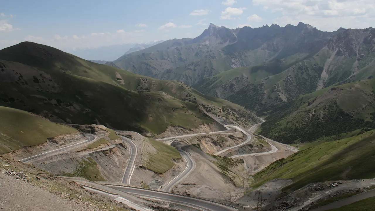 Man kører på snoede veje i Kirgisistan. Foto Erik Hermansen