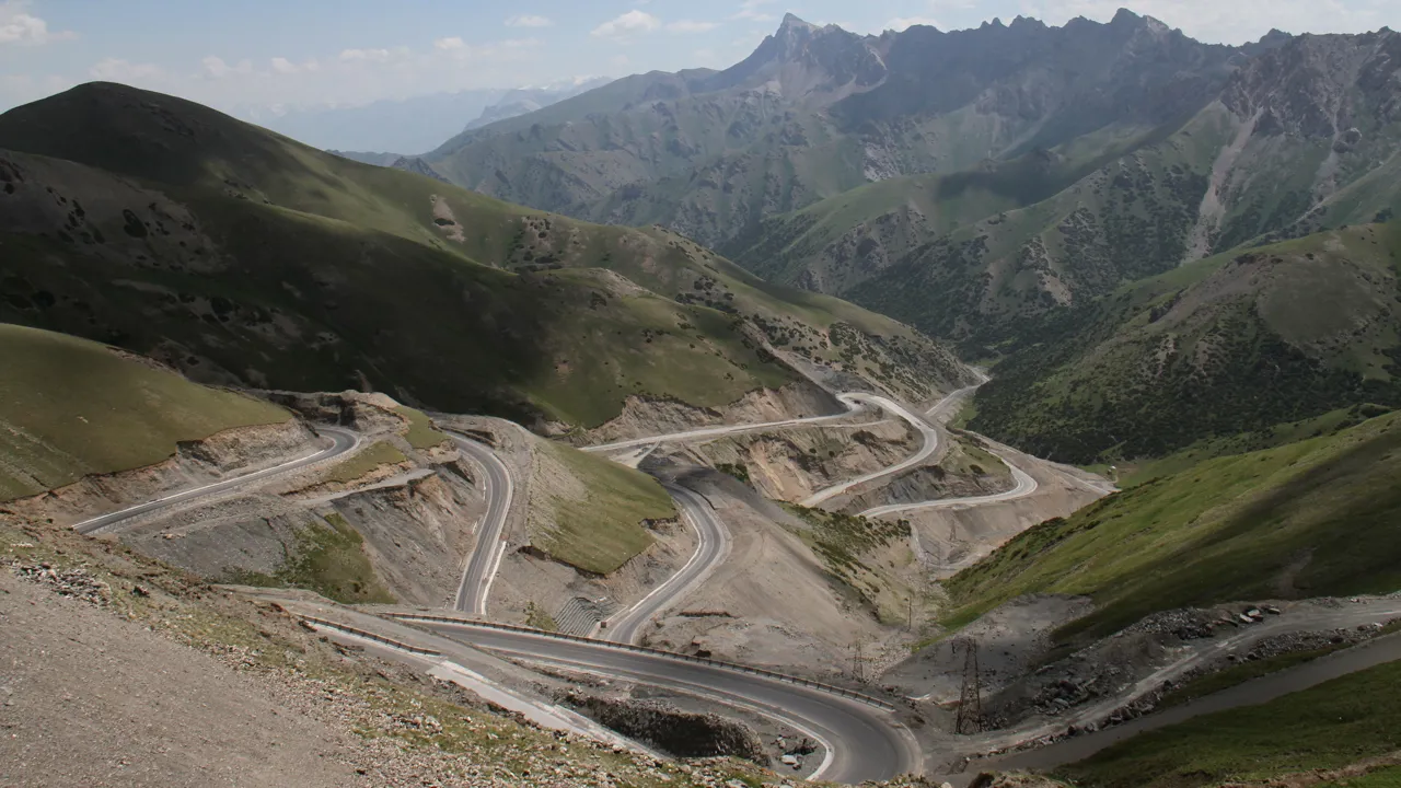 Man kører på snoede veje i Kirgisistan. Foto Erik Hermansen