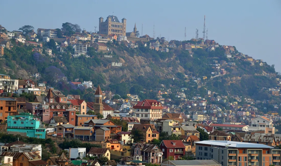 I midten af hovedstaden Antananarivo ses det gamle Dronningens palads, som er bygget højt over resten af byen. Foto Hanne Christensen