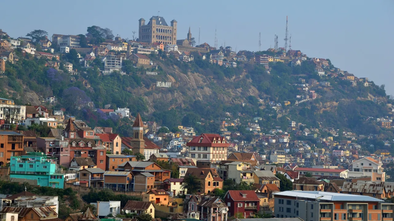I midten af hovedstaden Antananarivo ses det gamle Dronningens palads, som er bygget højt over resten af byen. Foto Hanne Christensen