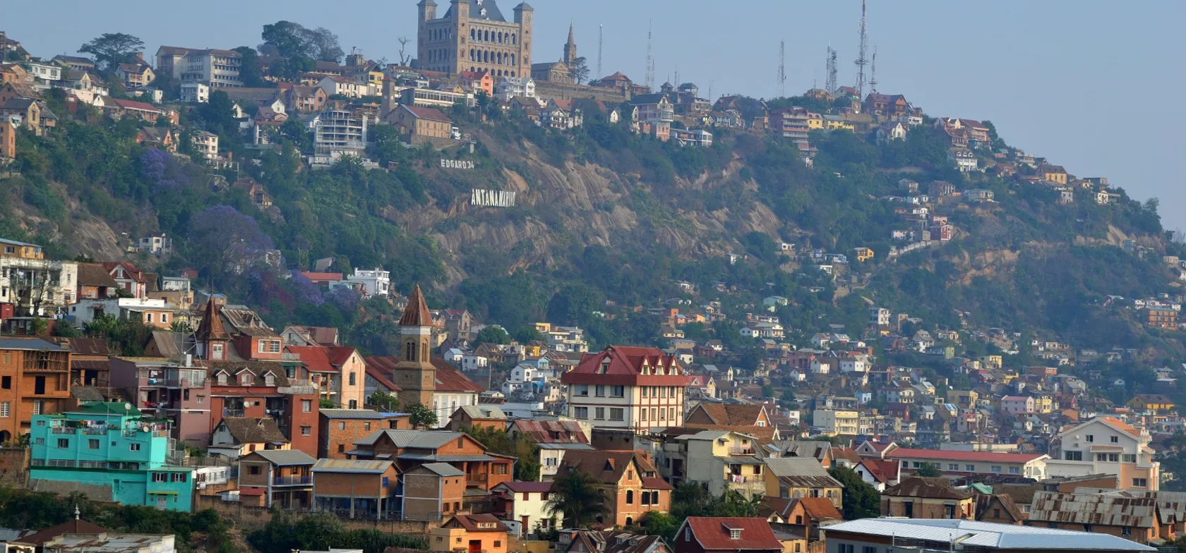 I midten af hovedstaden Antananarivo ses det gamle Dronningens palads, som er bygget højt over resten af byen. Foto Hanne Christensen