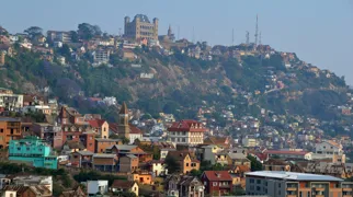 I midten af hovedstaden Antananarivo ses det gamle Dronningens palads, som er bygget højt over resten af byen. Foto Hanne Christensen