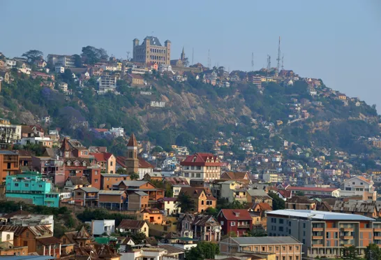 I midten af hovedstaden Antananarivo ses det gamle Dronningens palads, som er bygget højt over resten af byen. Foto Hanne Christensen