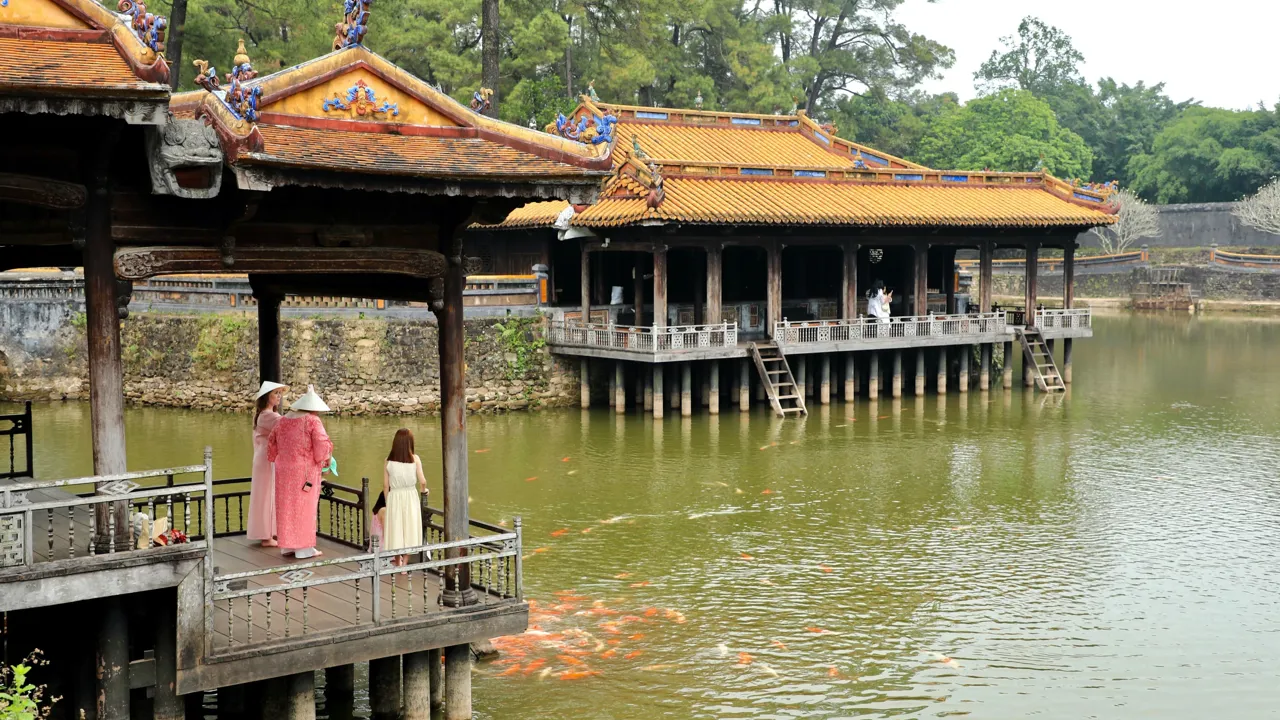 Kejser Tu Ducs grav er omgivet af flotte haver. Foto af Anders Stoustrup