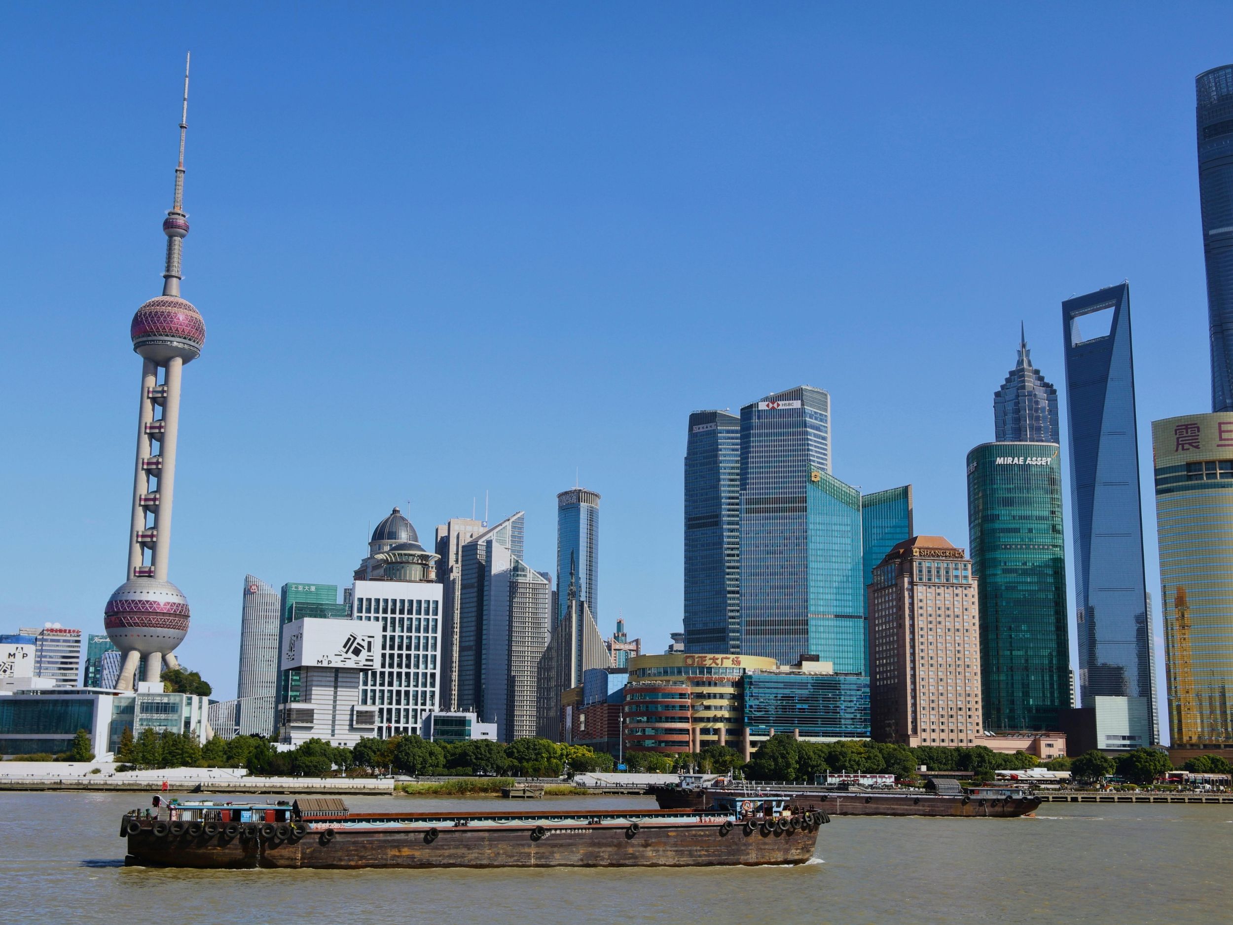 I Shanghai rejser en imponerende skyline sig mod himlen. Foto Viktors Farmor