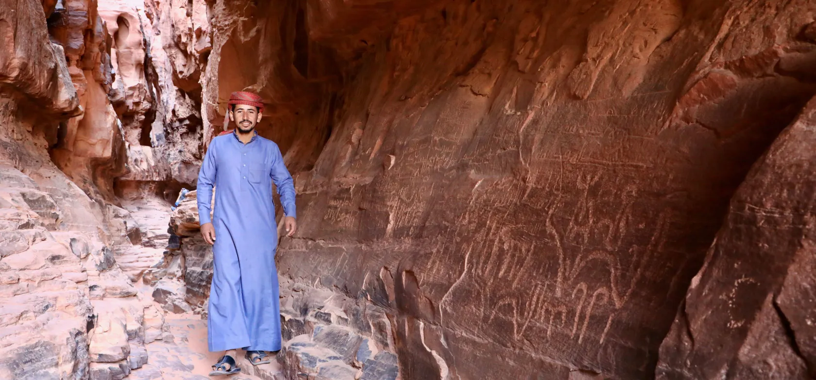 Bedouin viser urgamle klippekunst i en skjult kløft i Wadi Rum. Foto Anders Stoustrup