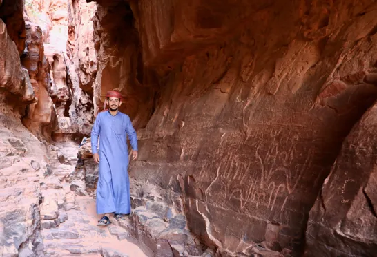 Bedouin viser urgamle klippekunst i en skjult kløft i Wadi Rum. Foto Anders Stoustrup