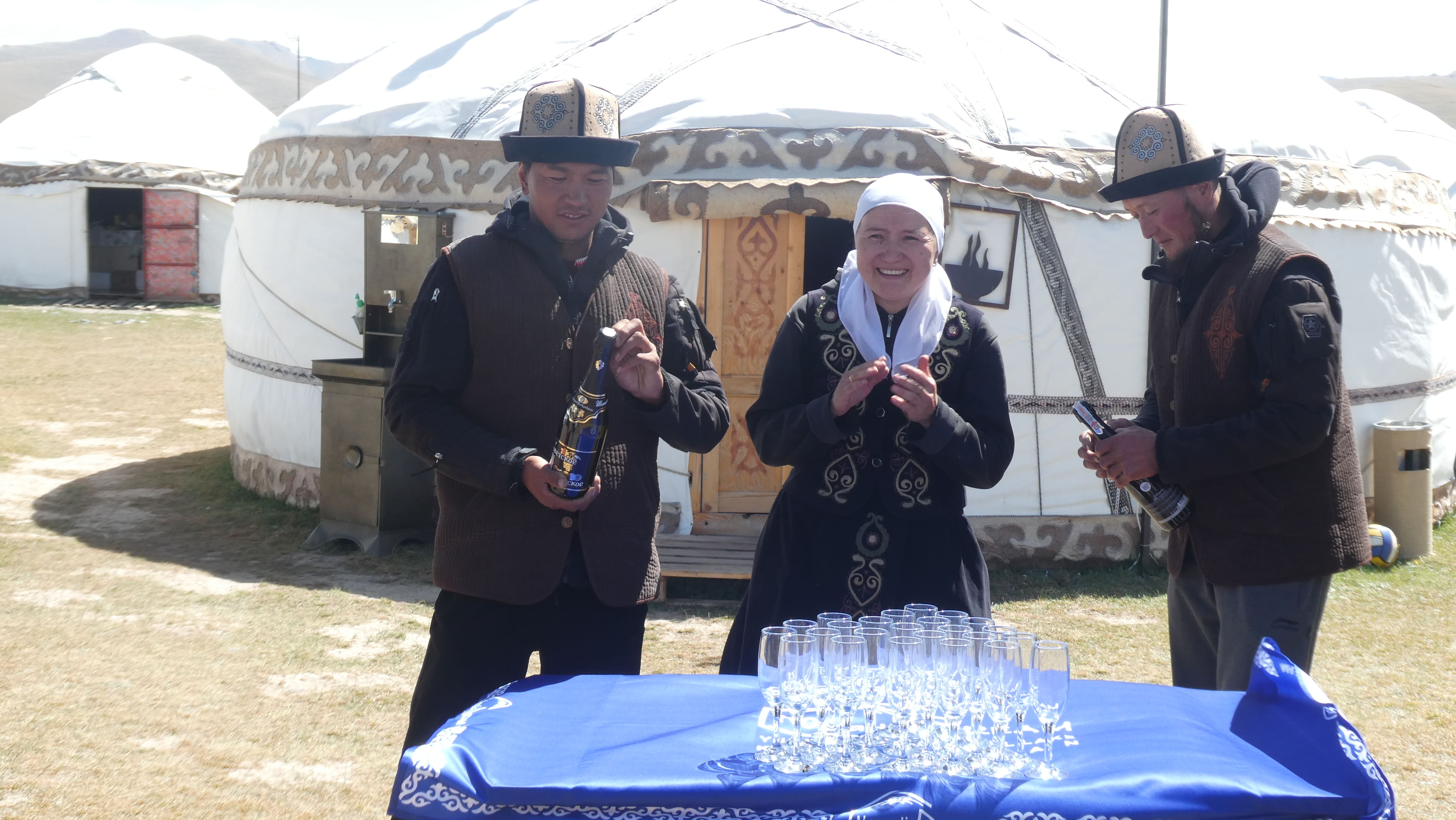 Der bliver budt velkommen i jurtelejren. Foto Michael Høeg Andersen