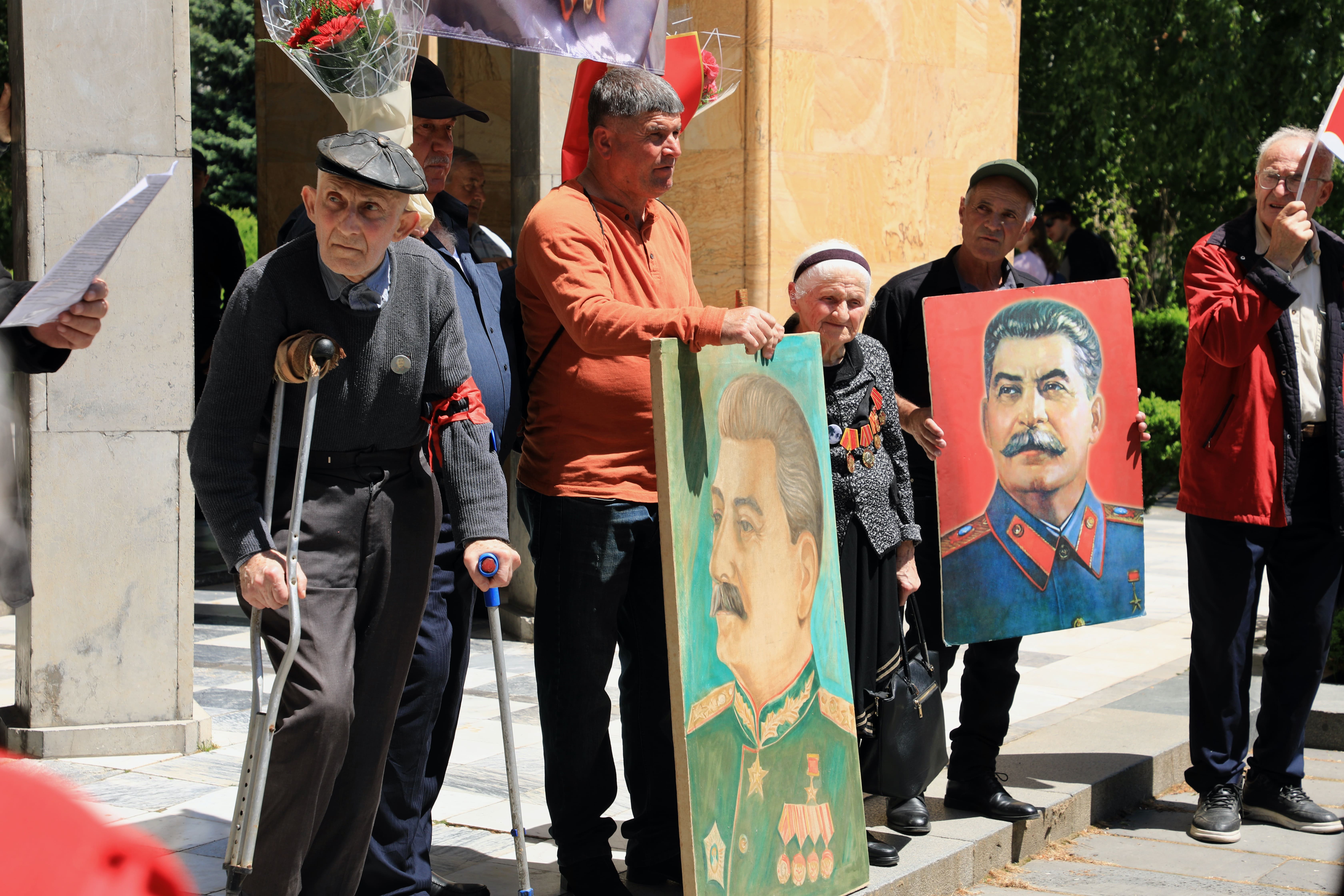 Stalin-støtter foran Stalin-museet i Gori. Foto Anders Stoustrup