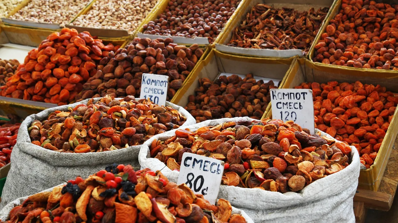 Masser af tørret frugt og nødder til salg i bazaren. Foto Finn L. Hansen
