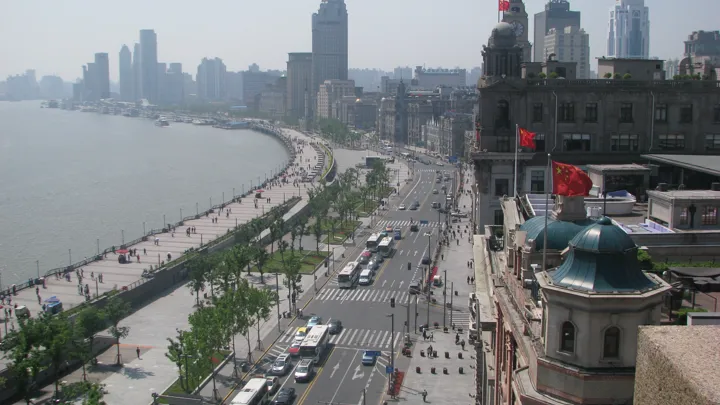 Et kig hen over The Bund, den kinesiske Shanghais front mod floden. Foto Vagn Olsen