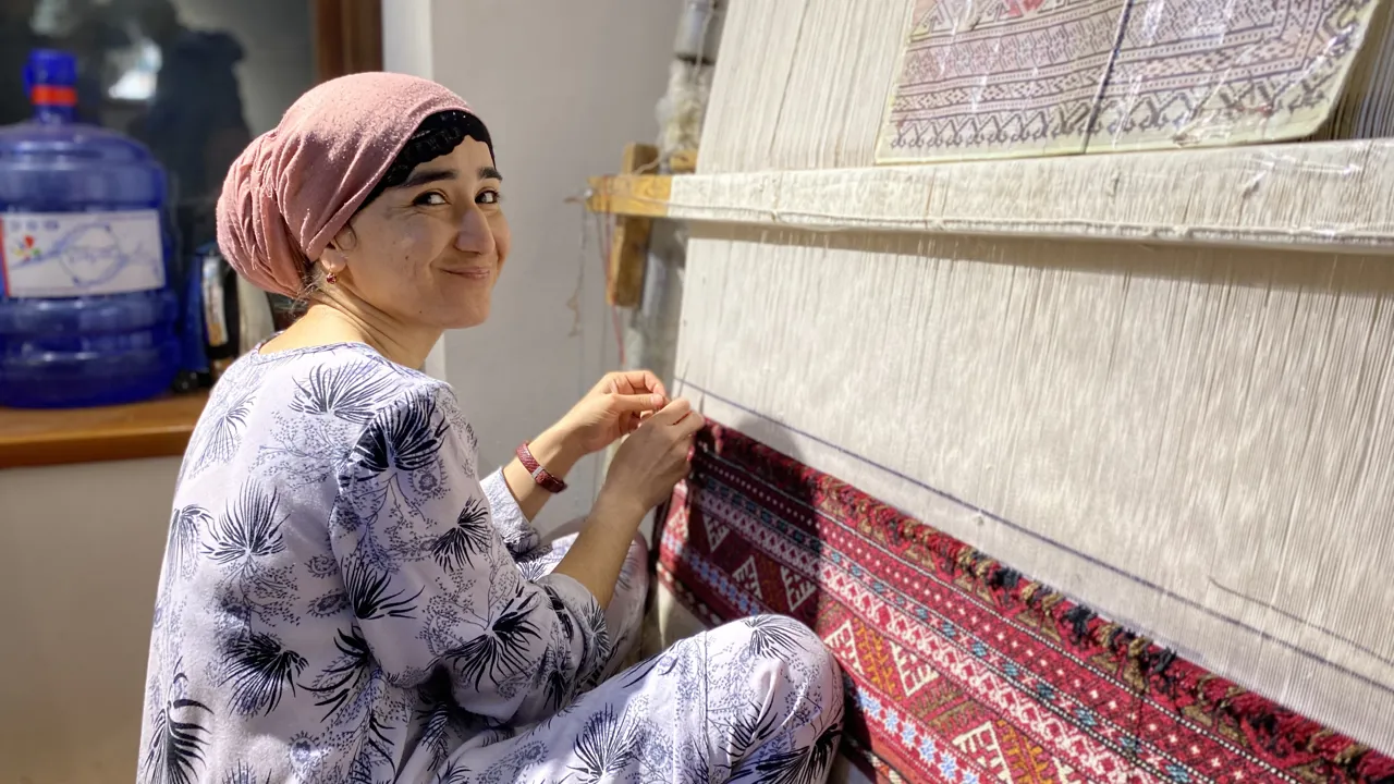 Væver i Karavan Serai, Bukhara. Foto Michael Høeg Andersen