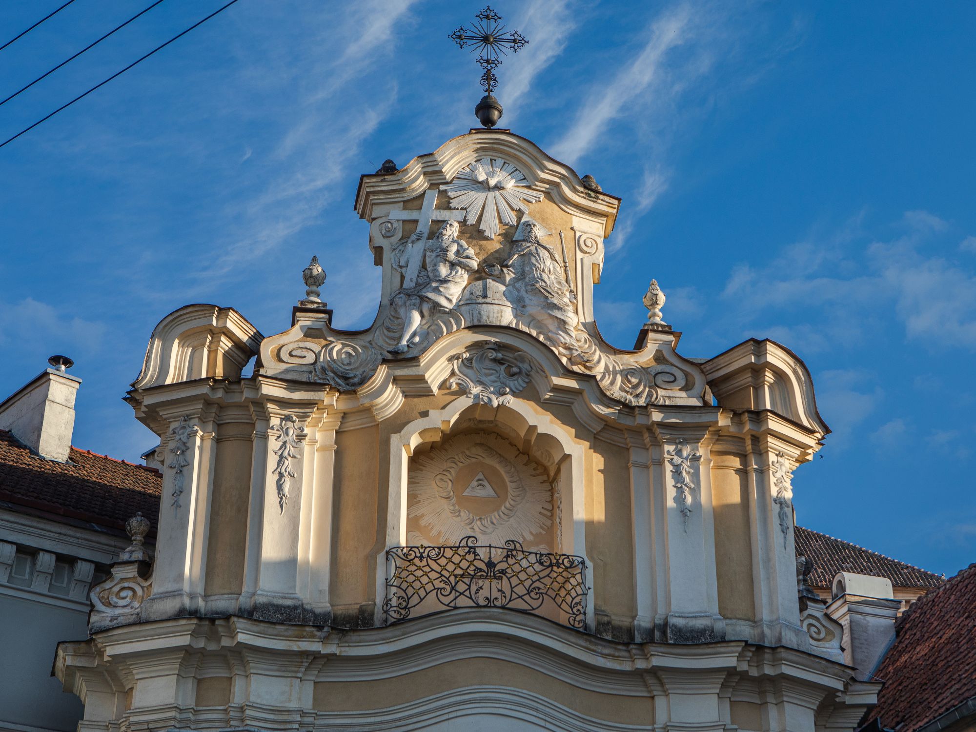 Et af de bedste eksempler på Vilnius’ barokstil er Bazilijonų klosterets port. Foto Viktors Farmor