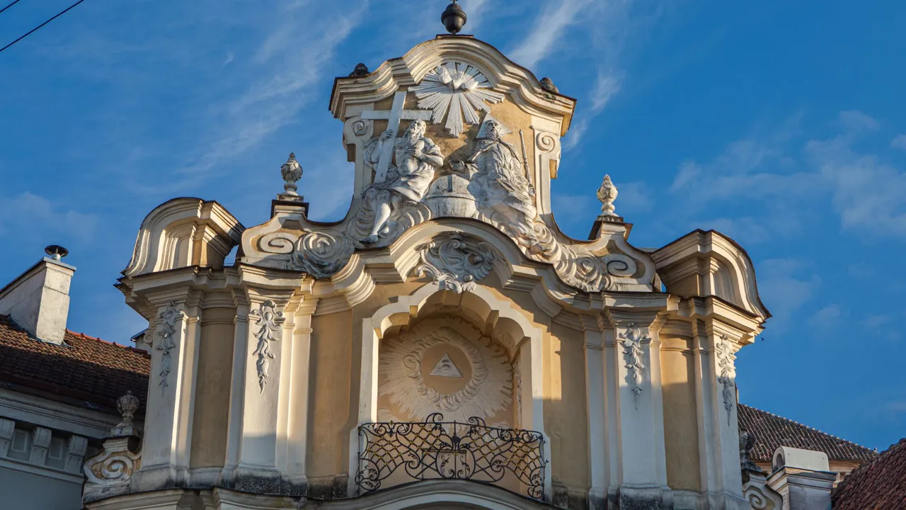 Et af de bedste eksempler på Vilnius’ barokstil er Bazilijonų klosterets port. Foto Viktors Farmor