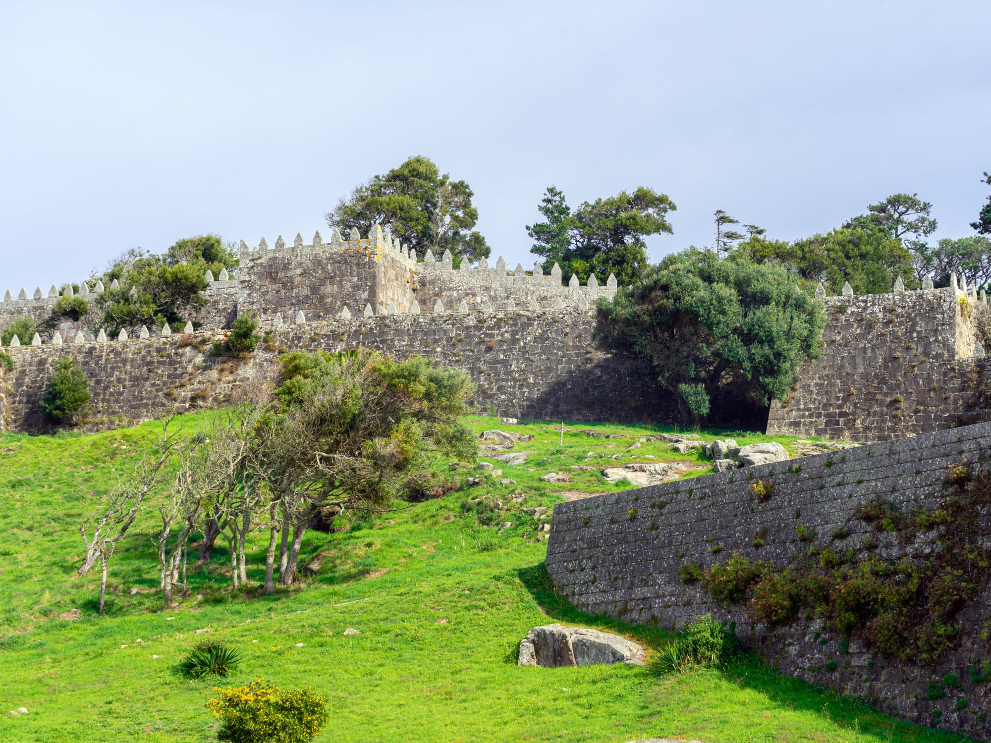Middelalderligeudsigter når vi går en tur langs Monterreal fæstningens mure. Foto Viktors Farmor