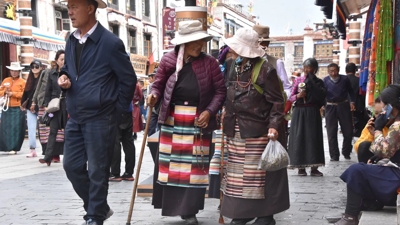Gadeliv i Lhasa. Foto Ulla Dons