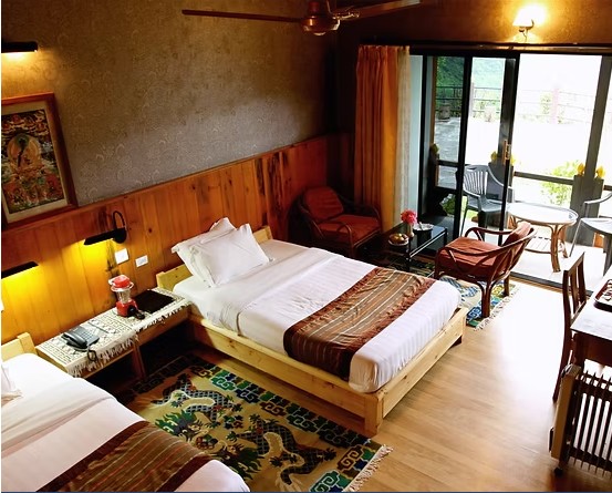 Den frodige have med små fiskebassiner og den flotte udsigt over dalen er det første indtryk, de fleste får ved ankomsten til Yangkhil Resort. 