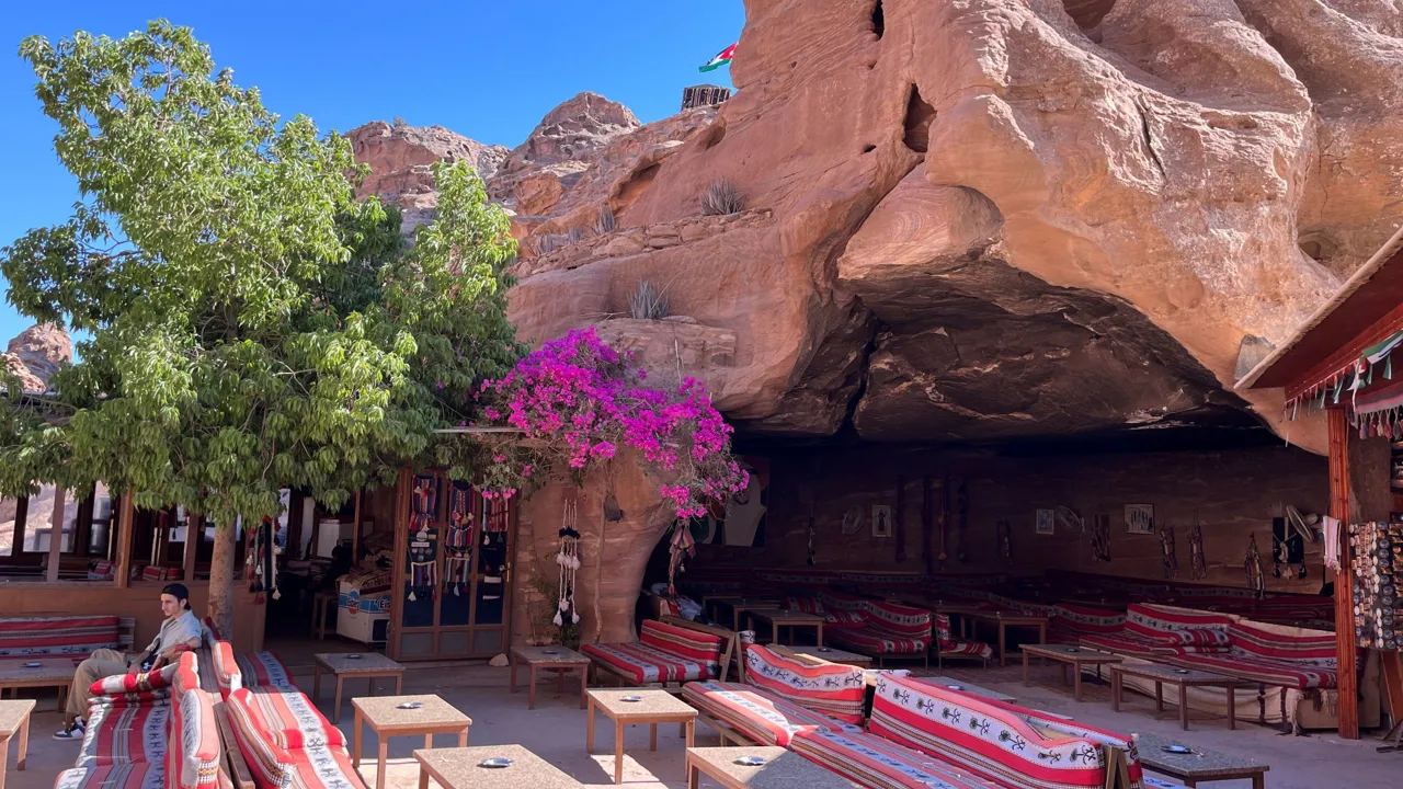 Der bliver tid til at slappe undervejs når vi besøger Petra. Foto Josefine Aude Raas
