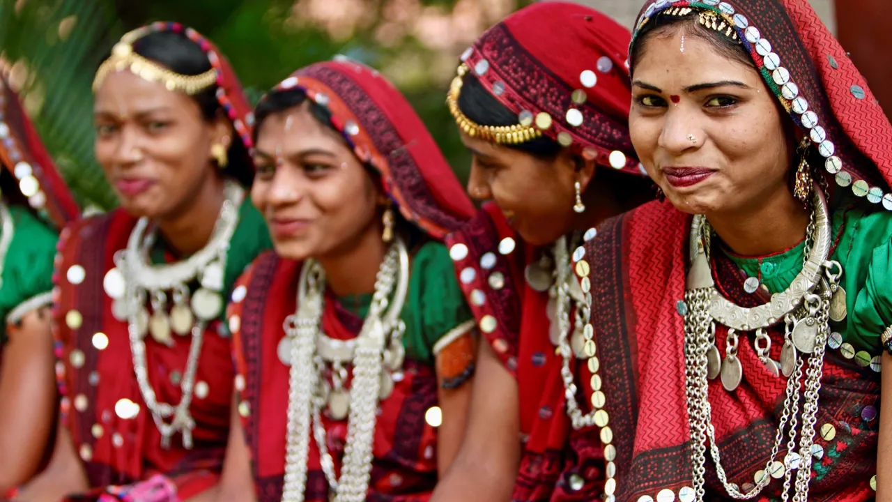Flere af Gujarats etniske grupper går særdeles farverigt klædt. Foto af Anders Stoustrup