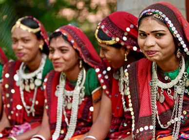 Flere af Gujarats etniske grupper går særdeles farverigt klædt. Foto af Anders Stoustrup
