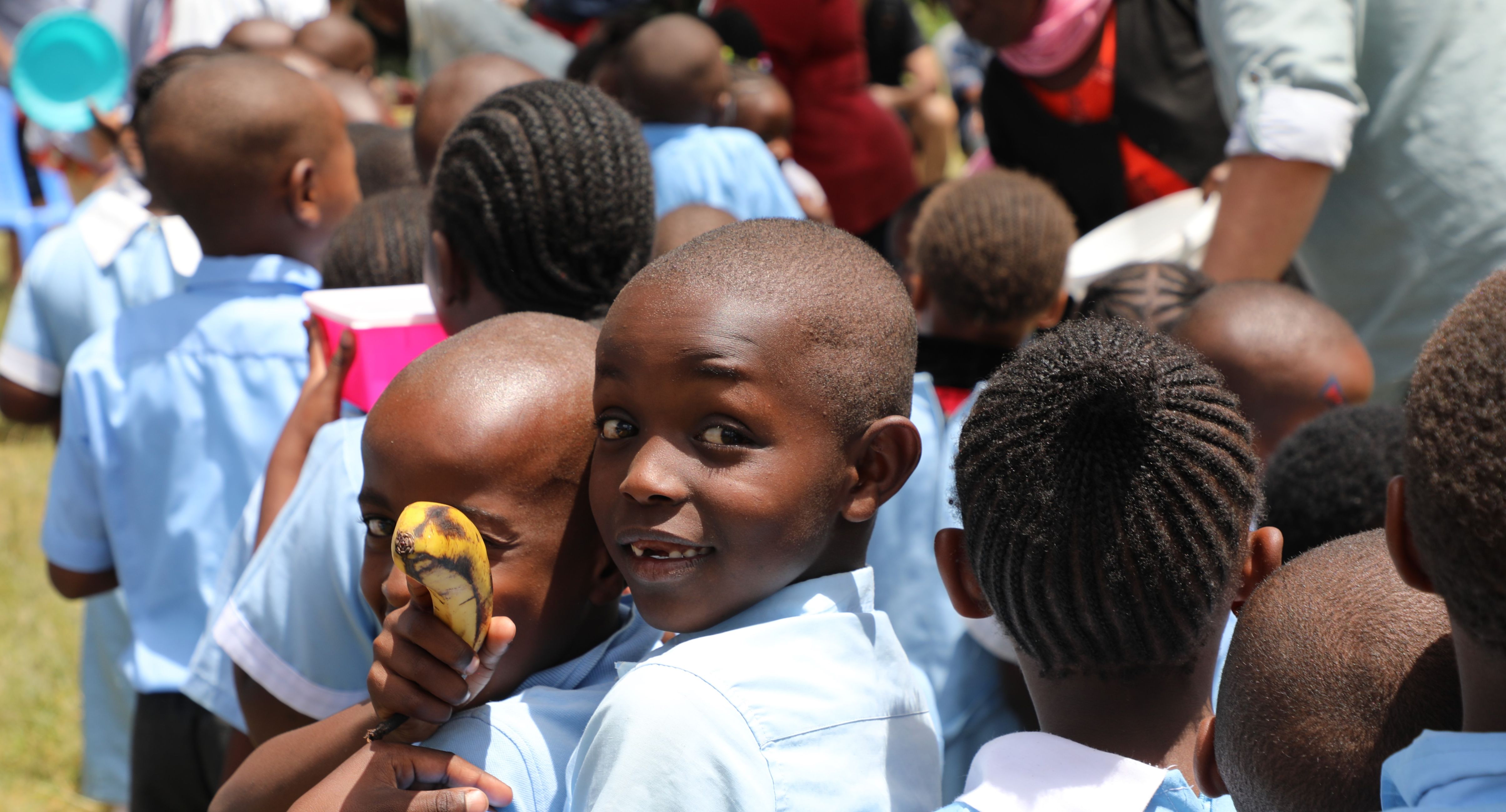 Vi bliver mødt med nysgerrighed, når vi besøger en lokal skole. Foto Carsten Willersted