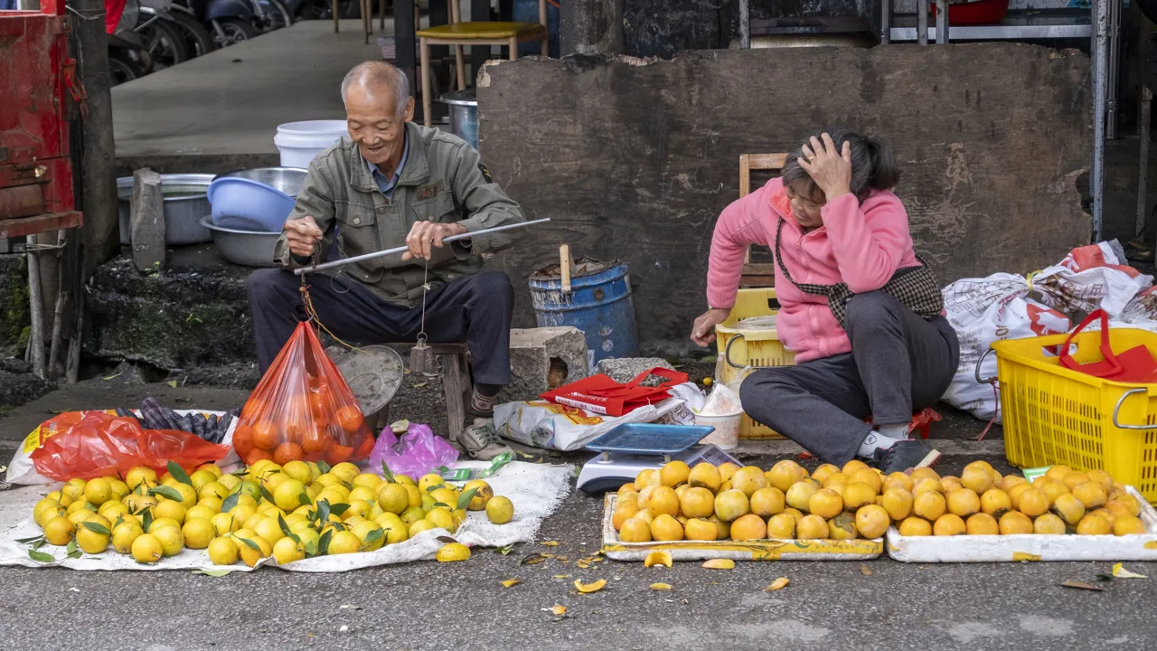 I Xingping går vi en tur gennem det lokale grøntsags og kødmarked. Foto Carsten Lorentzen